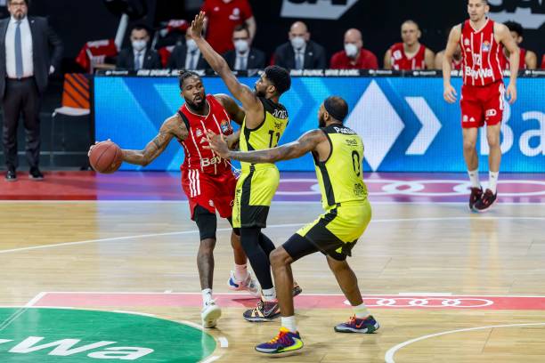 爱德华兹准三双送走湖人！时隔一年复仇东契奇 一壮举创纪录连KG都未做到